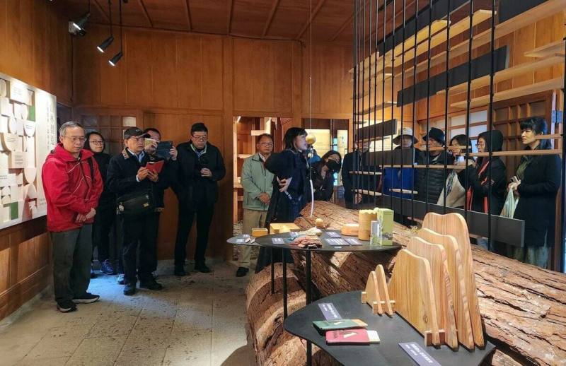 林業及自然保育署嘉義分署3日在阿里山森林遊樂區正式啟用林業故事館與山野創作館，其中在故事館內呈現出鐵道、木馬道與集材索道如何形塑山林地景與聚落。（林保署嘉義分署提供）