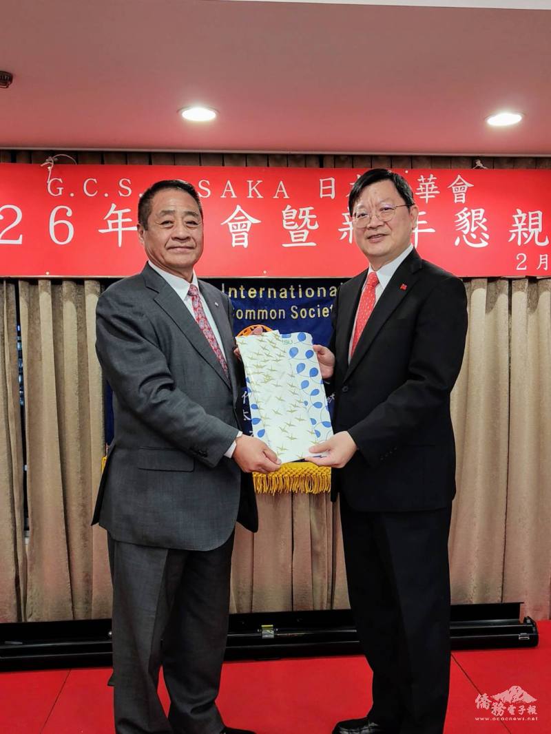 日本欣華會會長李忠儒(左)及大阪辦事處處長洪英傑(右)合影