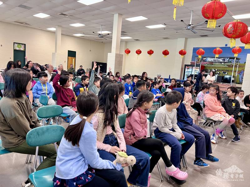 學生爭相舉手搶答