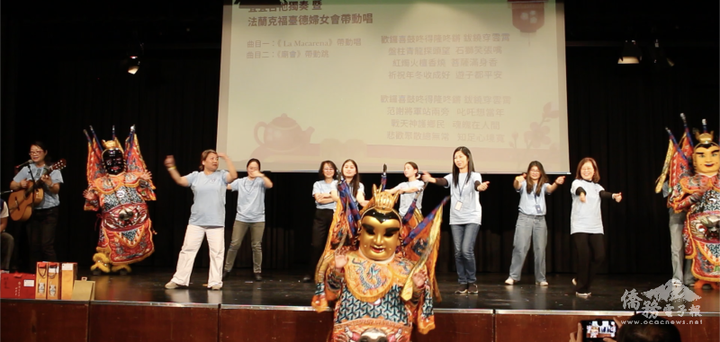 法蘭克福辦事處處長羅美舜夫人程宜宜與法蘭克福臺德婦女會加上三太子帶動唱