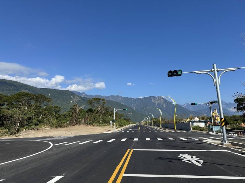 花蓮縣政府推動「縣道193線三棧至七星潭路段安全景觀道路拓寬新闢工程」，農曆年前完工通車，總長約6公里、寬為20公尺道路，新城鄉公所裝設道路標示牌，命名「七星灣大道」。