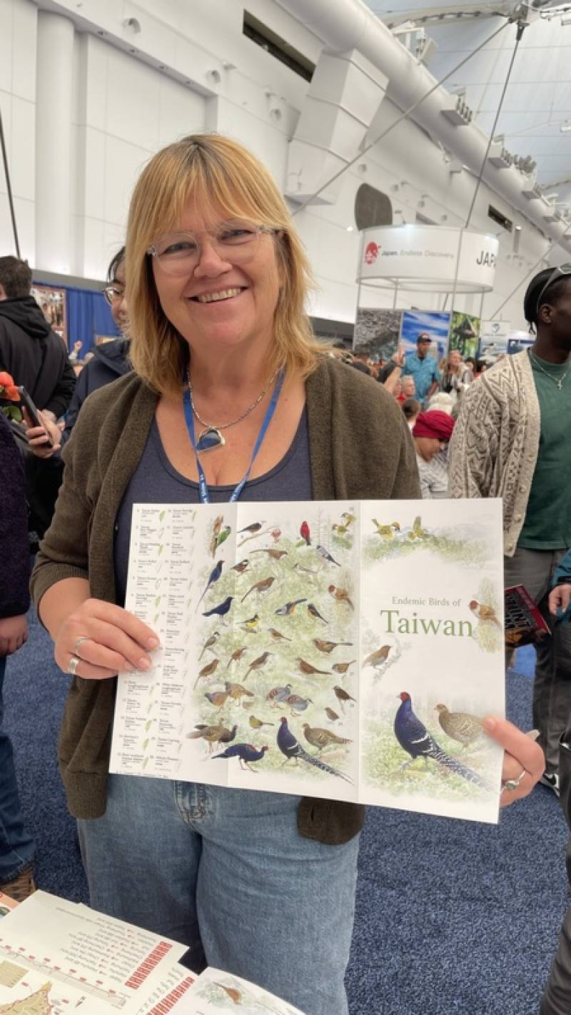 加拿大人Tina Komendat在溫哥華戶外冒險旅遊展台灣展攤上看到賞鳥的資訊及特有種鳥類別針掛布，大感驚喜。