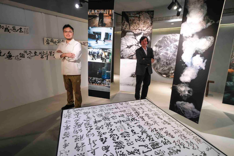 「萬物流轉──父與子穿梭光影的時間書寫」現於南院藝術展出，朱多棣（左）以攝影回應朱振南的書畫，構築跨媒介、跨世代的對話。（莊坤儒攝）