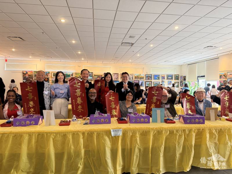 駐邁阿密辦事處處長周啟宇致贈「七喜春來」春聯為畫展開幕慶賀