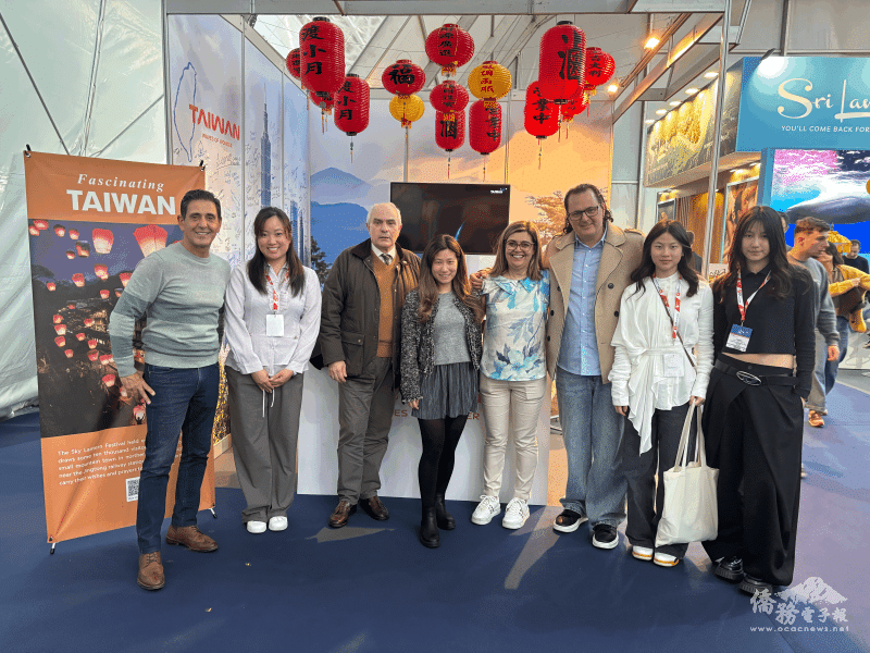 葡萄牙歷史學家Adelino Tito de Morais（左三）與臺灣僑胞合影