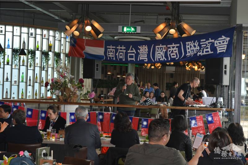 僑務顧問、南荷臺灣廠商聯誼會創會會長楊明演唱歌曲