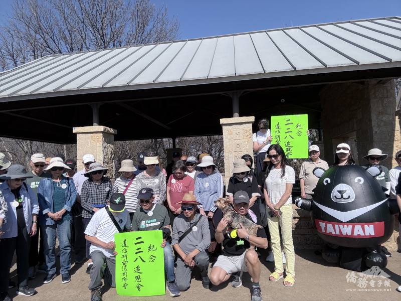 參加者靜默追思二二八事件及白色恐怖受難者及家屬