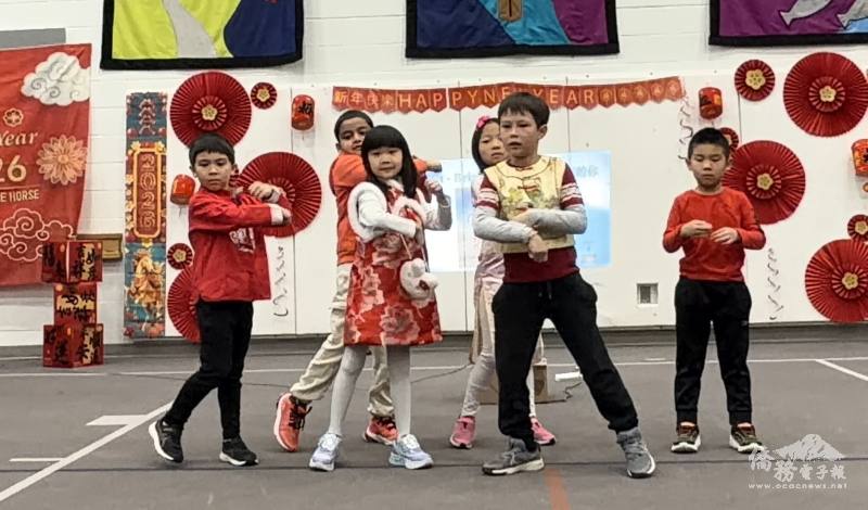 拼音班一年級學生帶來舞蹈表演