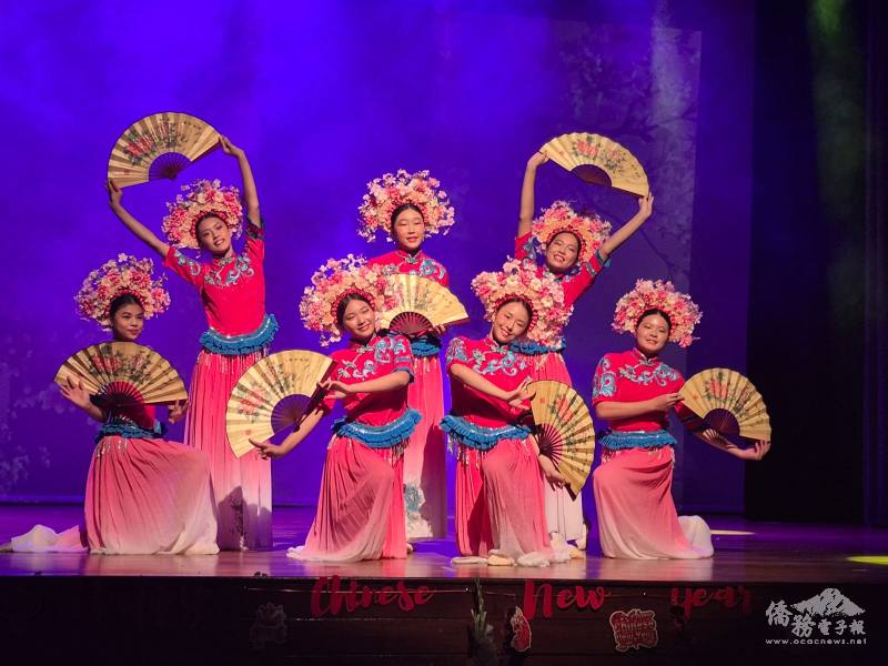 僑青們以舞蹈歡慶馬年