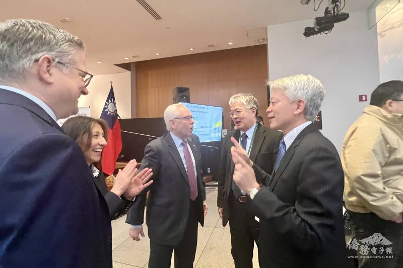 史蒂文斯理工學院副教務長Constantin Chassapis (左三起)，與教育部次長劉國偉、駐紐約辦事處處長李志強研商赴該校直接攬才