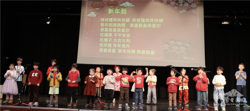 法蘭克福樹人中文學校學生帶動唱「讀唐詩」、「新年到」