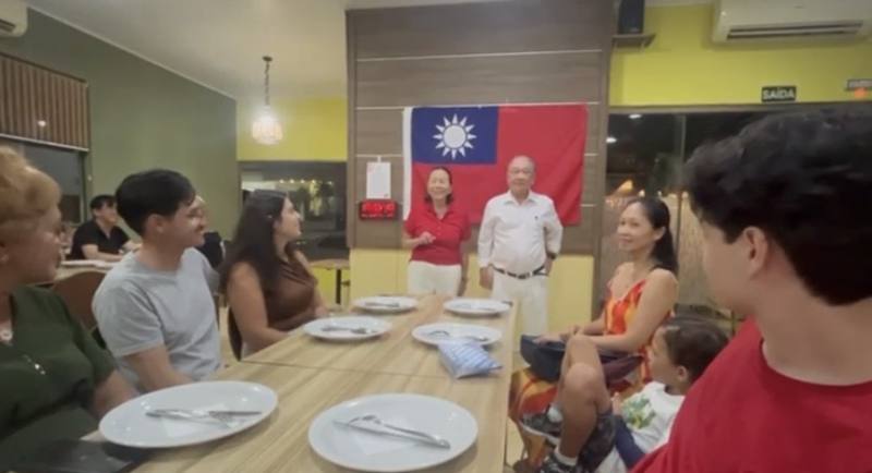 僑務諮詢委員黃聰煌（前面右站著）致詞