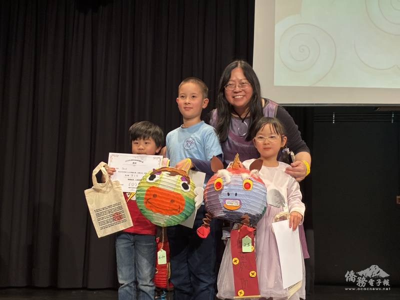 臺灣協會舉辦的創意燈籠設計比賽兒少組獲獎者(右二：行政院政務顧問傅佩芬)