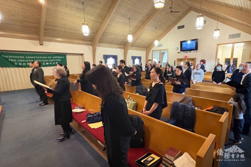 活動時全體人員起立追思