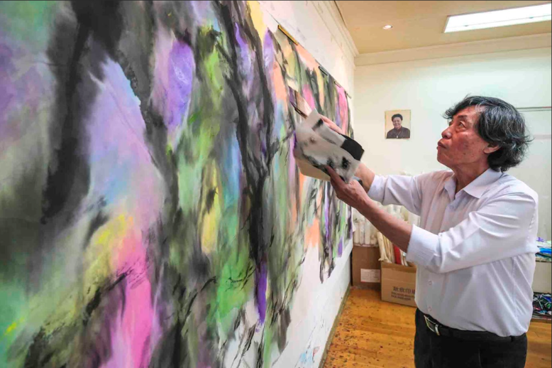 工作室現場創作。（莊坤儒攝）