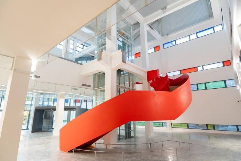 屏東縣立美術館座落於屏菸1936文化基地，場址原為2層樓倉庫，設計手法保留原建築耐重結構與高挑空間特色，打破原有封閉感，引入自然光。（屏東縣政府文化處提供）