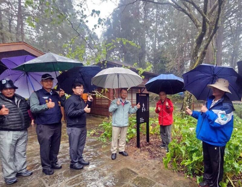 林業及自然保育署嘉義分署3日在阿里山森林遊樂區啟用林業故事館與山野創作館，嘉義分署分署長李定忠（左4）等人出席見證。（林保署嘉義分署提供）