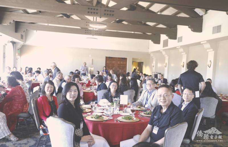 出席來賓熱絡交流