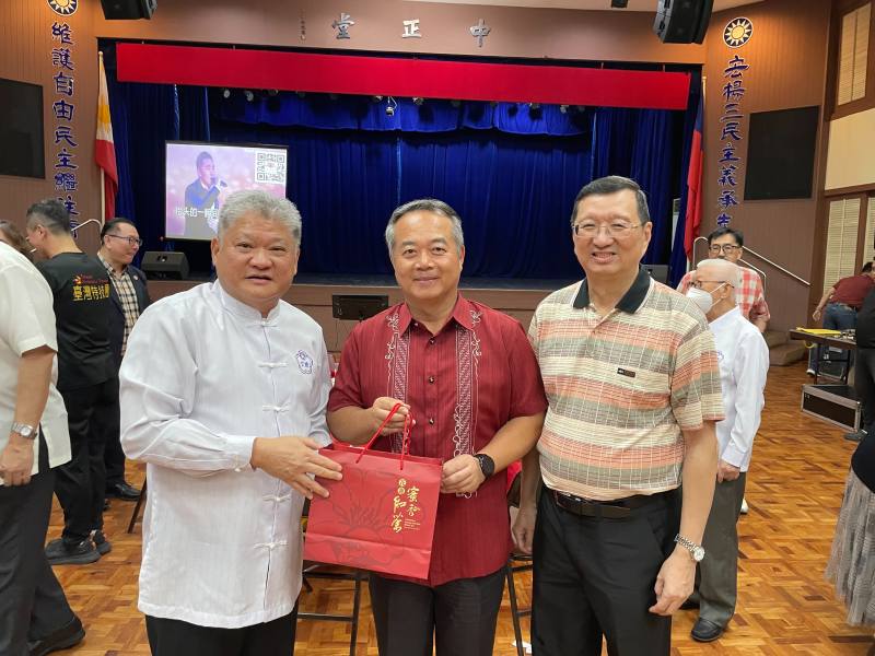 大使周民淦致贈茶葉禮盒予文總常務委員莊杰森(左)及陳柏材(右)