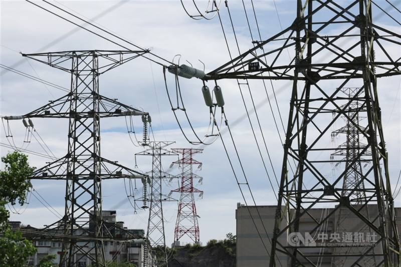 圖為新北市汐止超高壓變電所周邊高壓電塔。（中央社檔案照片）