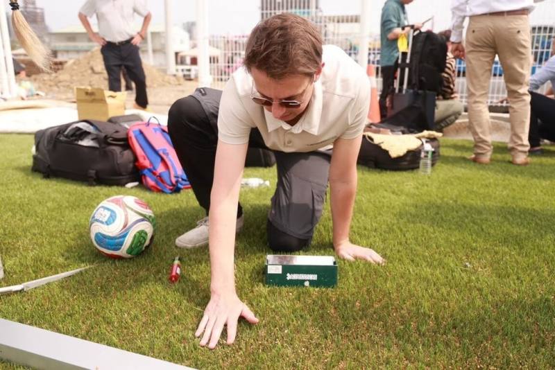 「台中市國際足球運動休閒園區」副球場人工草皮完成鋪設，由國際足球總會（FIFA）認可的專業技師進場檢測。（台中市政府提供）