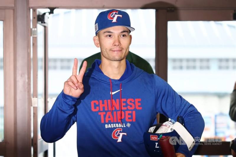 台美混血好手費柴德（Stuart Fairchild）日前先到台灣加入練球，接著一同移動到日本宮崎，他2日受訪表示，目前整體狀況維持不錯，但因受時差影響，每天還是維持早上5時左右起床，但有慢慢在調整適應