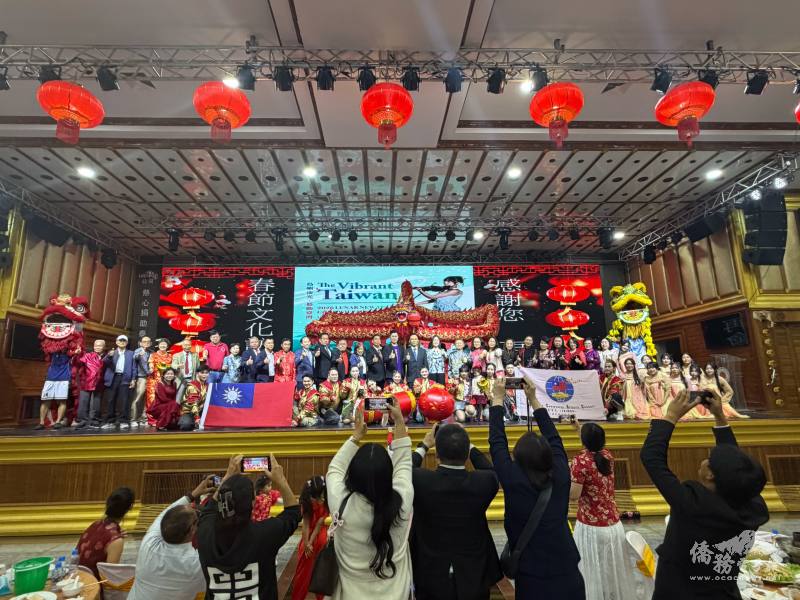 駐泰國辦事處大使藍夏禮賢與亞洲文化訪問團演出團隊