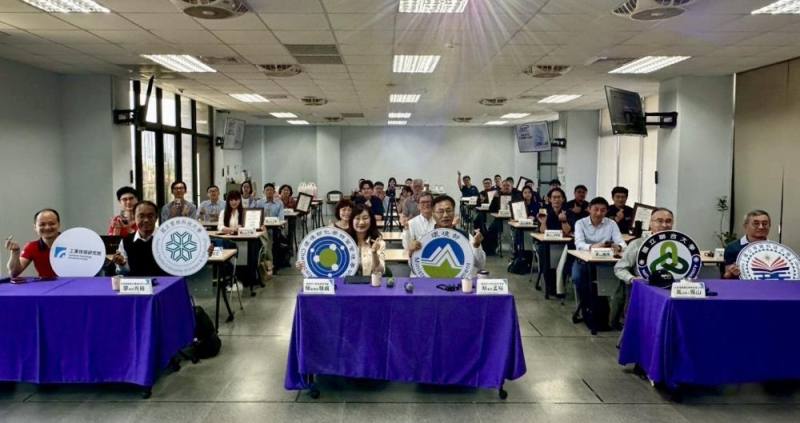 環境部化學署蔡署長（右3）與所有參加活動者合影