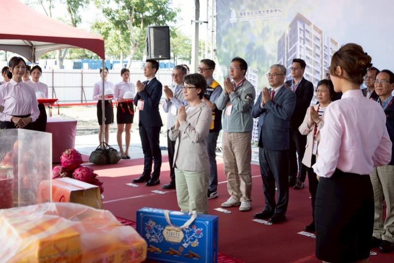 副總統與現場貴賓一同進行祈福動土儀式