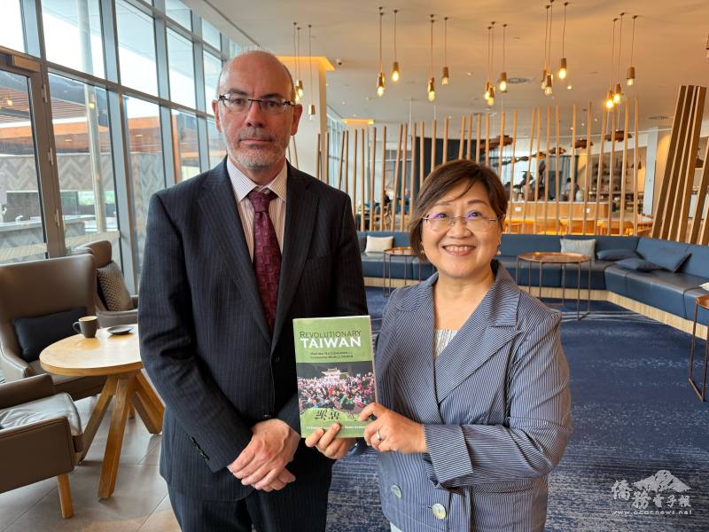 馬克．哈里森教授致贈委員長徐佳青所著《Revolutionary Taiwan》