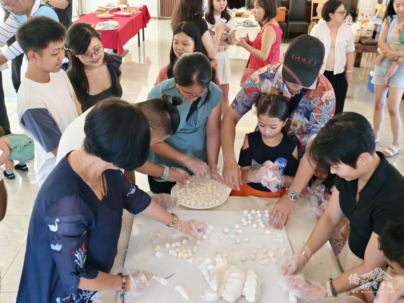鄉親們現場搓製湯圓，共享團圓時刻