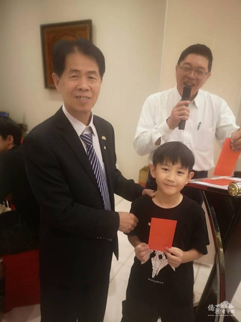會長范房城發放愛幼紅包