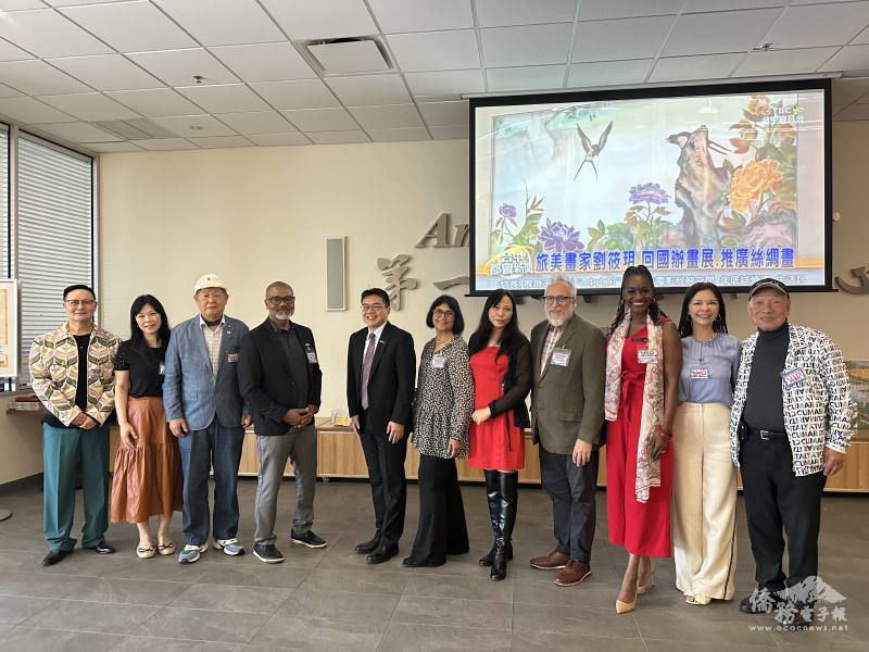 評審與嘉賓為所有參展畫家喝采（右五為劉筱玥）