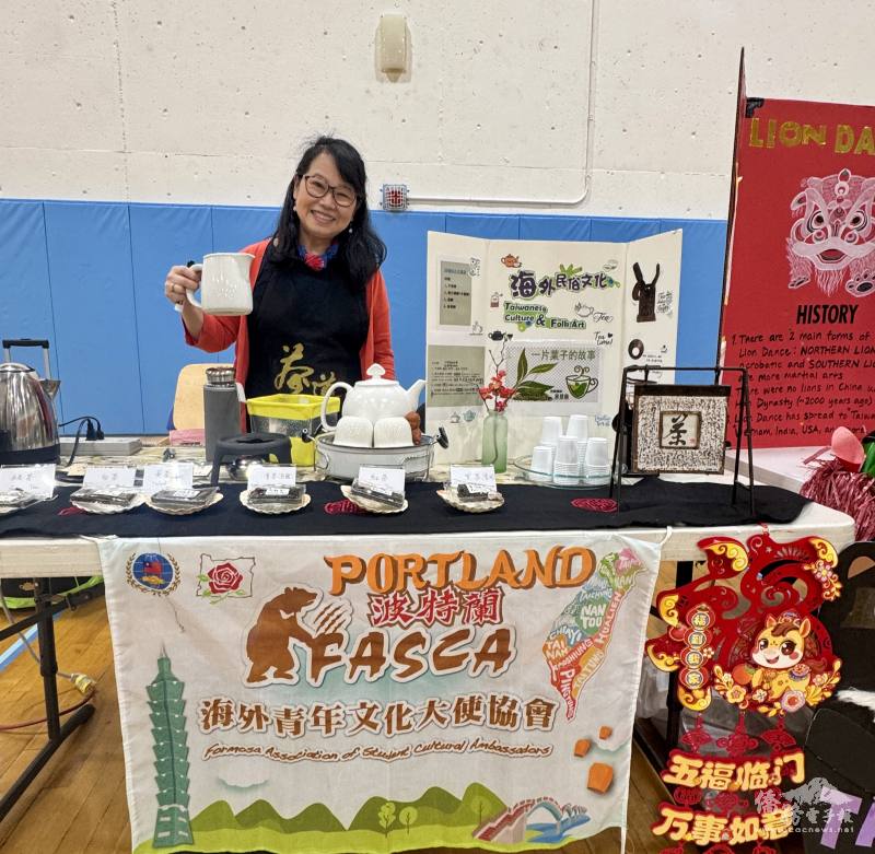 文化種子老師畢慧儀透過現場展示與解說，帶領在地居民在茶香中認識臺灣茶藝的特色與文化內涵