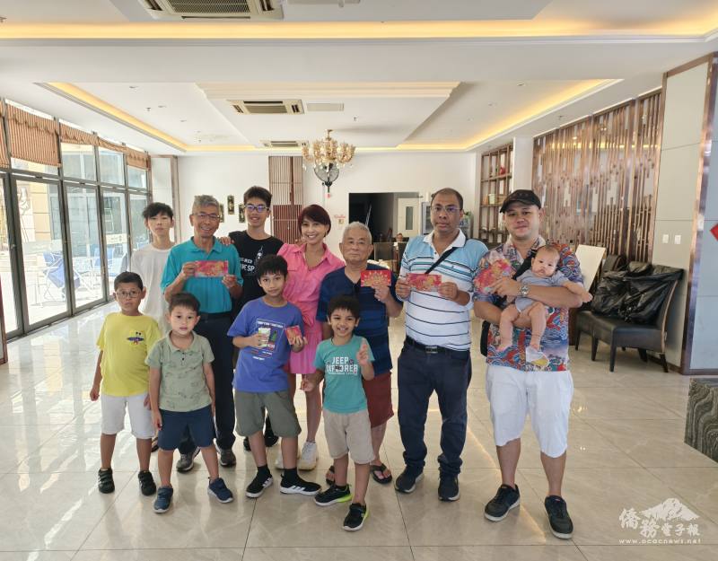 刮刮樂活動幸運得主合影留念