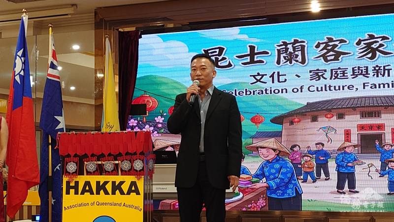 會長鄭仲哲介紹客家天穿日習俗