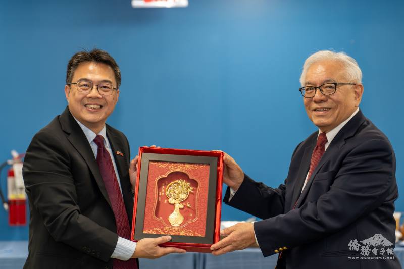 駐邁阿密辦事處處長周啟宇(左)致贈開幕誌慶紀念禮予第一銀行總裁黃志鴻(右)