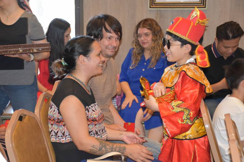 財神爺發送巧克力金幣，象徵財運亨通