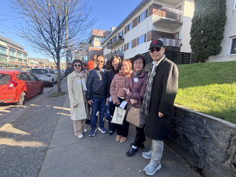 劉立欣(右三)及郭淑貞(左三)與僑胞相約看《大濛》。 (張伶銖攝)