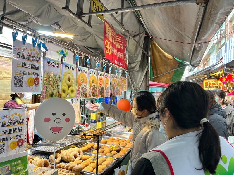 新竹家扶中心即日起至3月8日在新竹縣竹東市場舉辦「無窮世代新春義賣週」，現場販售幸福甜甜圈，義賣所得全數捐助「無窮世代」專案，盼助貧病交織的家庭穩定生活。