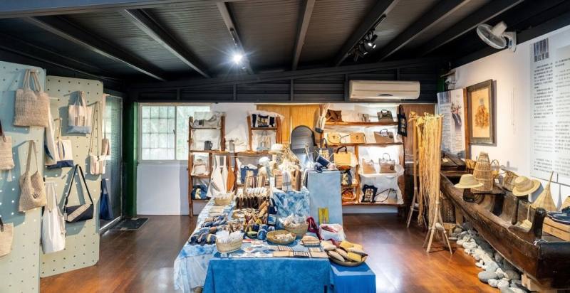 東管處啟動「部落觀光發展 Discovery 計畫」，透過培力產業、保存文化及帶動經濟，補強硬體與軟實力，圖為噶瑪蘭族「香蕉絲工坊」，優化動線並透過分區陳列提升商品辨識度與美感，讓工藝展示更具吸引力。（東部海岸國家風景區管理處提供）