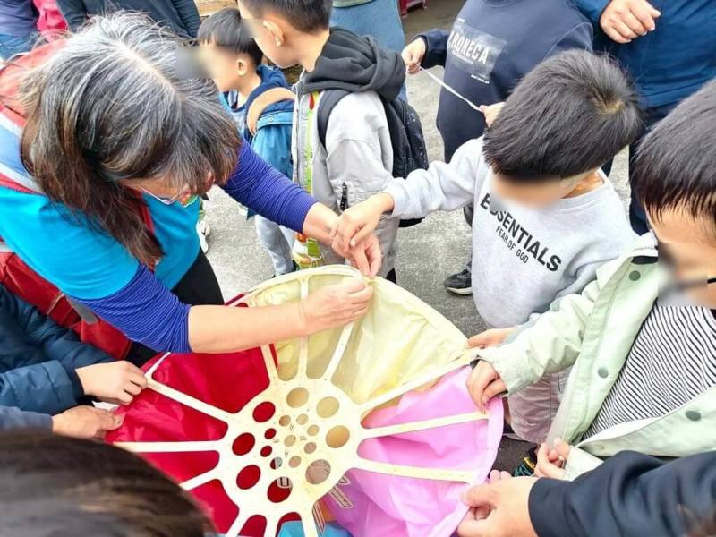新北市平溪十分國小3日晚間將在2026平溪天燈節試放師生共同實作的改良式永續環保天燈。圖為學生製作環保天燈過程。（新北市十分國小提供）