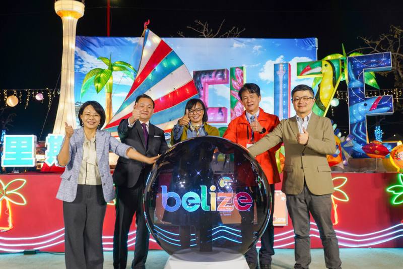 友邦貝里斯參與台灣燈會，貝里斯駐台大使梅凱瑟（Katherine Vanessa Meighan，左3）等人3日為花燈點燈。（中美洲經貿辦事處提供）
