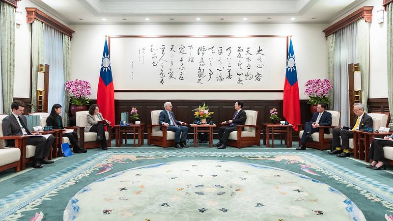 President Lai meets Semiconductor Industry Association delegation.