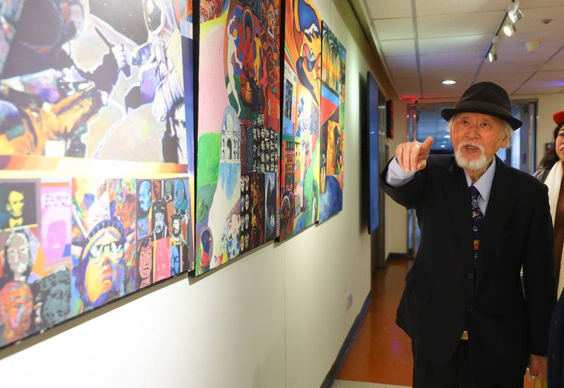 畫家陳錦芳（圖）3日在台大醫院文藝走廊出席「陳錦芳博士（90歲）生活美學藝術療癒特展」開幕式，親自導覽說明創作理念。