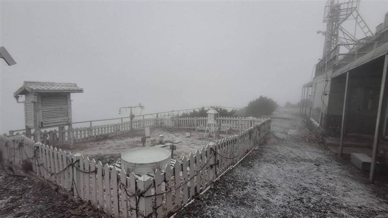 Snow fell on Yushan (Jade Mountain) early March 4. Photo courtesy of the Central Weather Administration