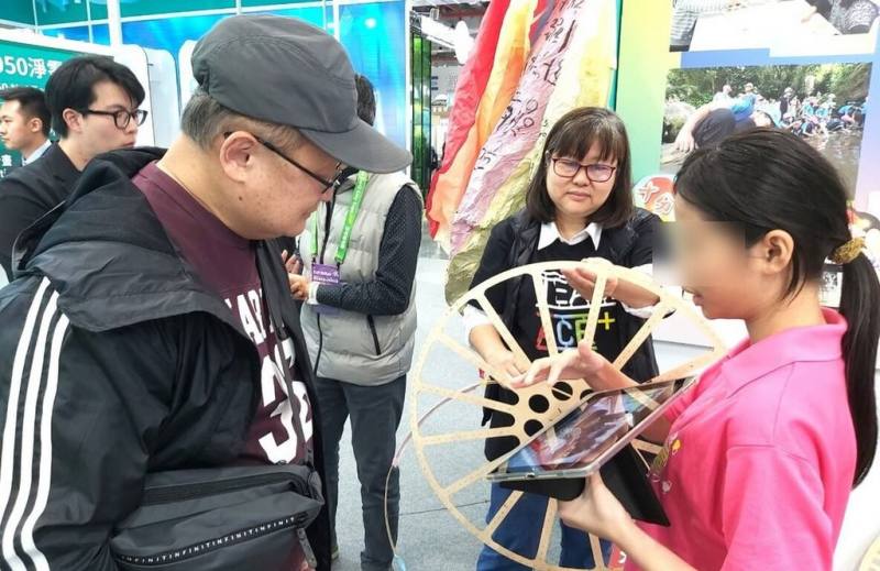 2026平溪天燈節十分場3日元宵節舉行，晚間將試放由十分國小研發的改良式永續環保天燈。圖為學生先前在國家淨零城市展中向來賓說明永續天燈特色。（新北市十分國小提供）