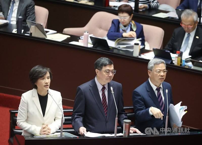 Minister of Economic Affairs Kung Ming-hsin (right) responds to questions regarding Taiwan's natural gas supplies at the Legislature on Tuesday. CNA photo March 3, 2026