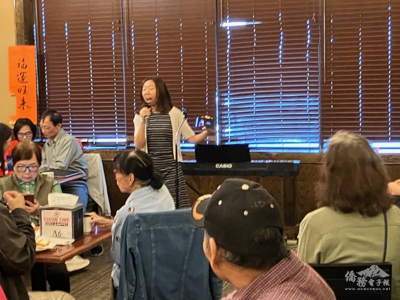 Anchalee singing Sweet Honey with audience (provided by Conrad Metcalfe)