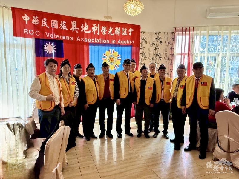 奧地利榮光聯誼會會長陳正輝（右一）、理監事們與大使劉玄詠（圖中）合影